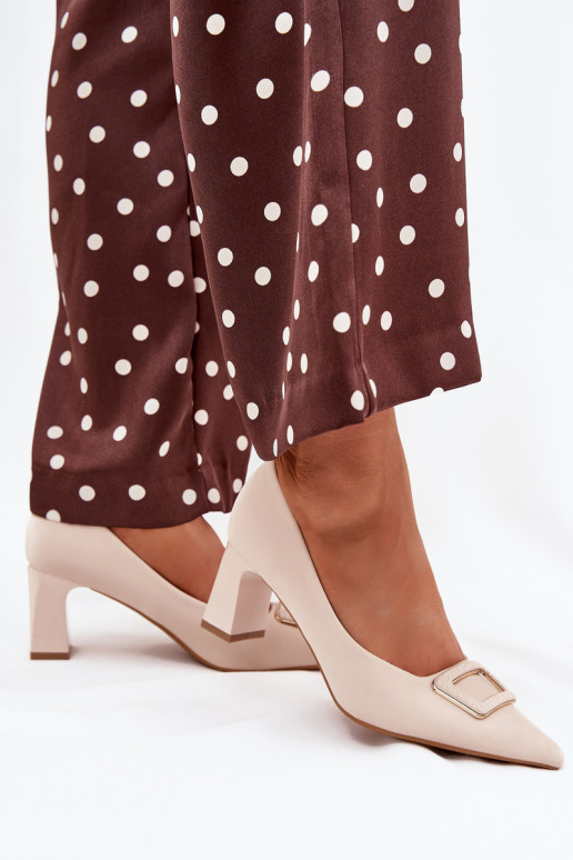 Scarpe con i tacchi decorare con fibbie beige Seriva