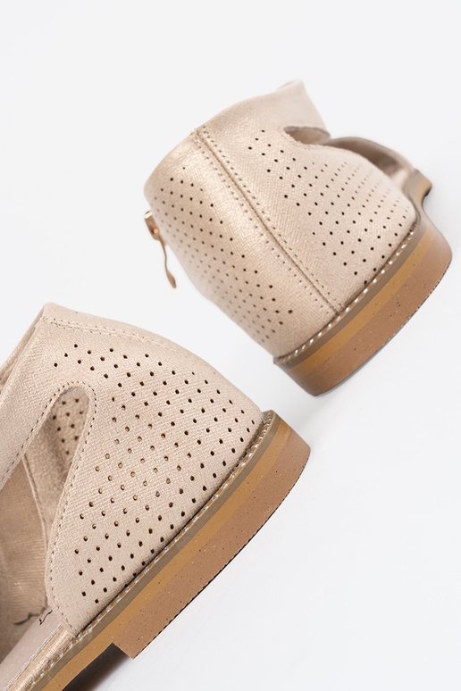 colore dorato sandali traforato su suola piatta