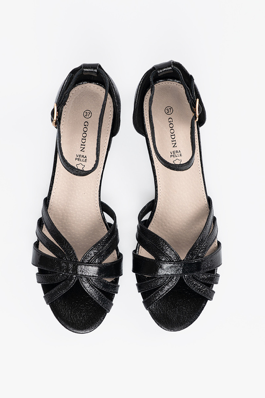 Stile elegante colore nero sandali su un tacco basso