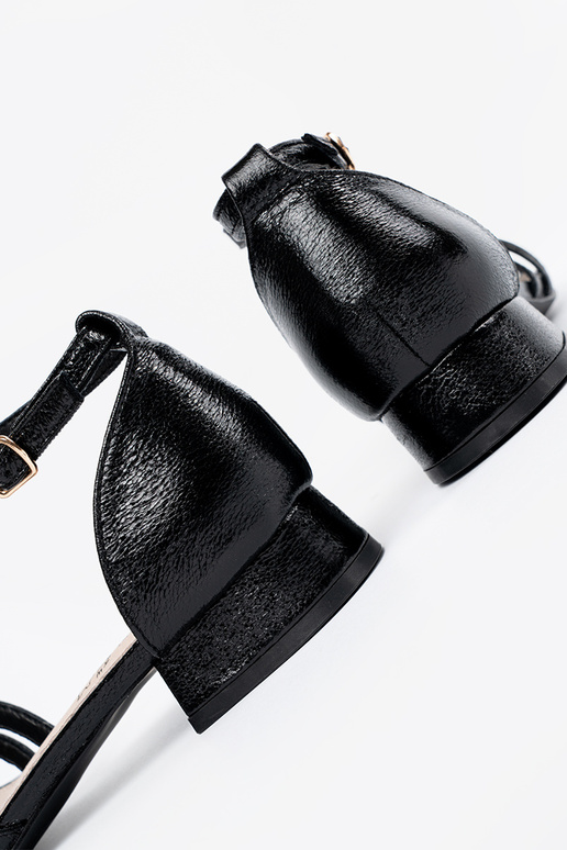 Stile elegante colore nero sandali su un tacco basso