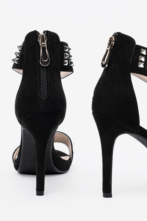 sandali su un tacco alto colore nero con zirconi