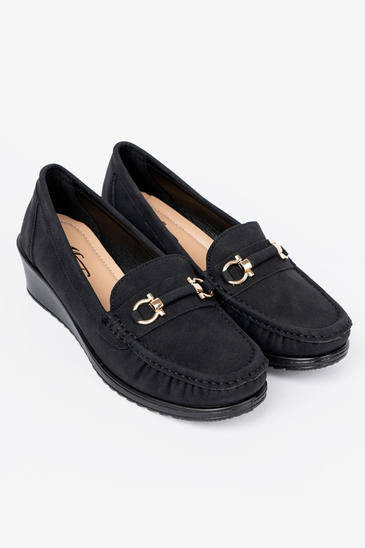 colore nero mezze scarpe su un cuneo con decorazione