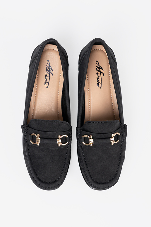 colore nero mezze scarpe su un cuneo con decorazione