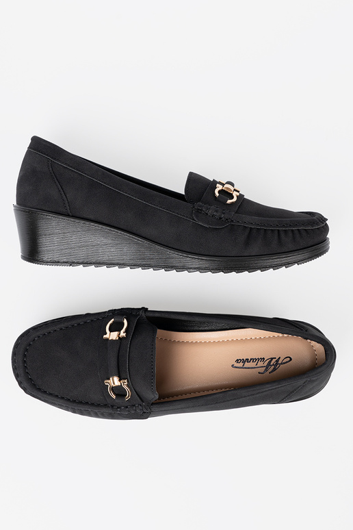 colore nero mezze scarpe su un cuneo con decorazione