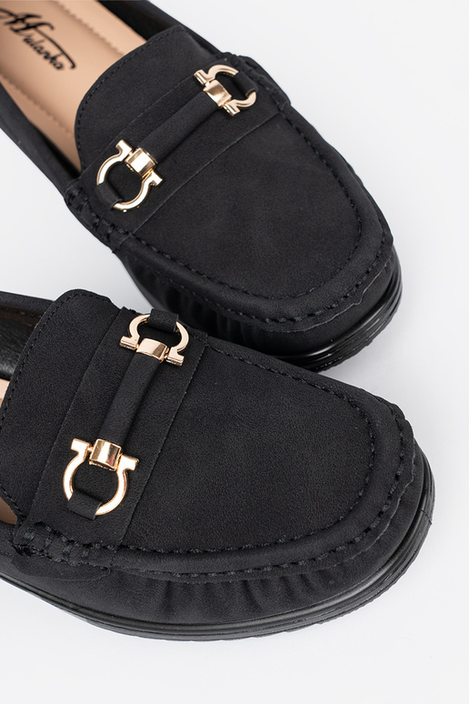 colore nero mezze scarpe su un cuneo con decorazione