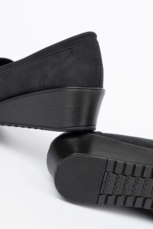 colore nero mezze scarpe su un cuneo con decorazione