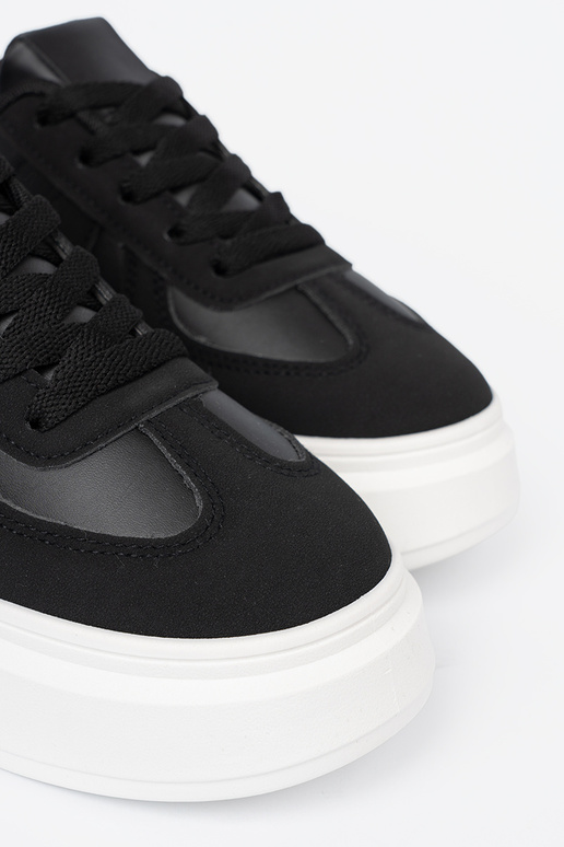 Elegantello classico colore nero Scarpe modello sneakers su una suola spessa