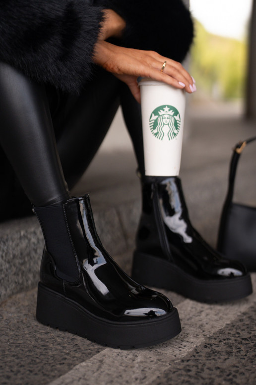 con effetto vernice Stivali da donna con una piattaforma I Koturnie riscaldamento colore nero INloedia