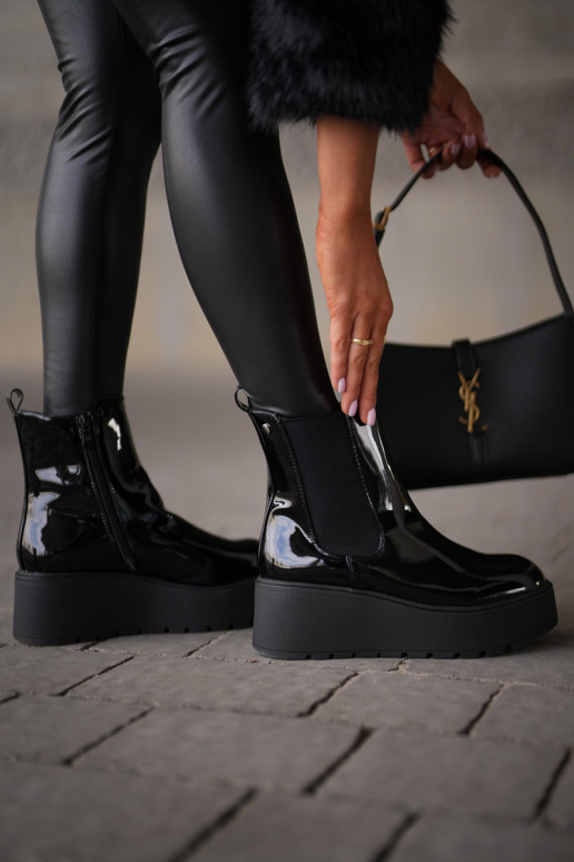 con effetto vernice Stivali da donna con una piattaforma I Koturnie riscaldamento colore nero INloedia