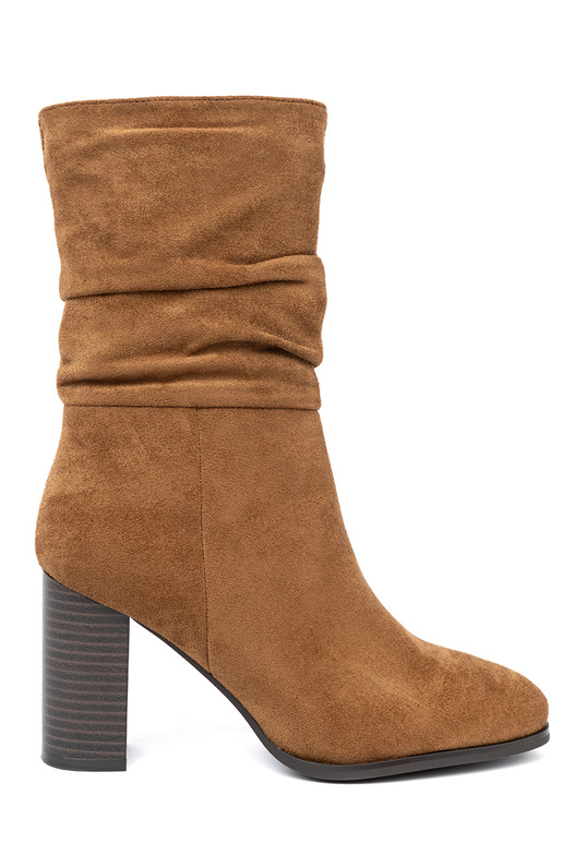 colore caramello scarpe con un top arricciato i obcasem