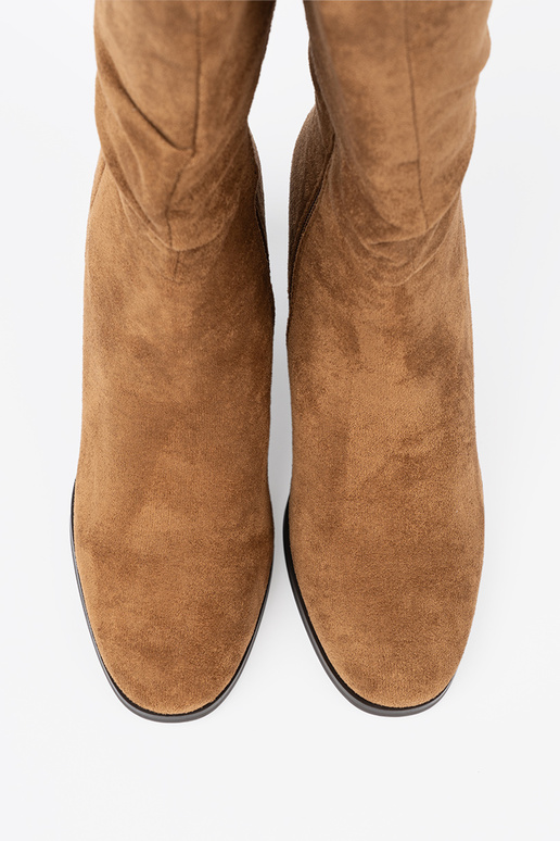 colore caramello scarpe con un top arricciato i obcasem