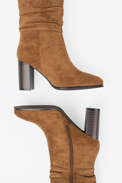 colore caramello scarpe con un top arricciato i obcasem