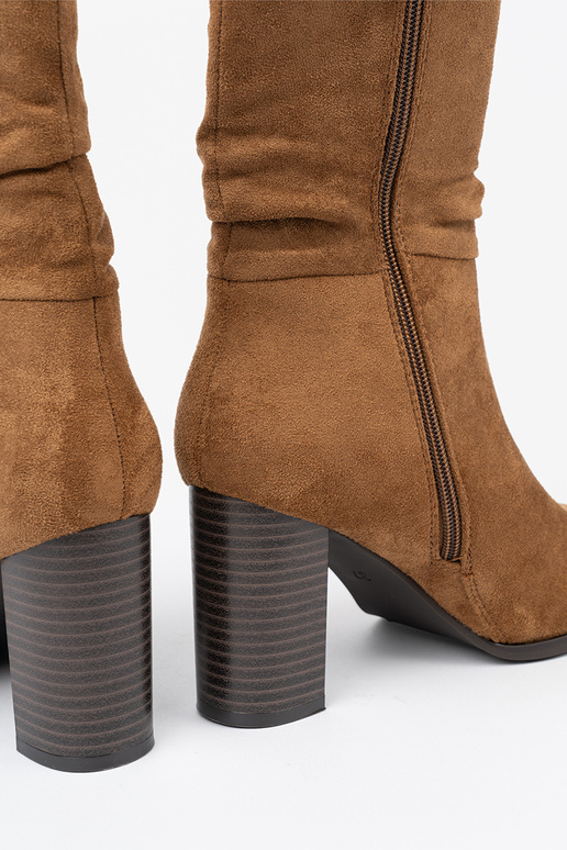 colore caramello scarpe con un top arricciato i obcasem