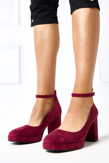 Scarpe bordo su tacco...