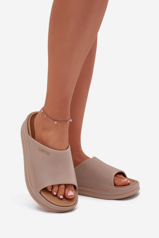 Pantofole da donna con una piattaforma Big Star SS274424 beige