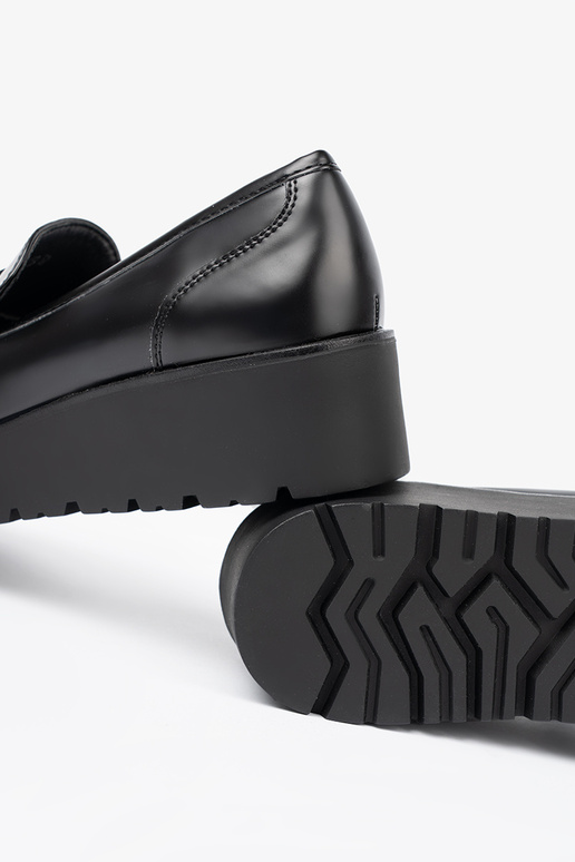 Stile elegante colore nero mocassini su una suola spessa