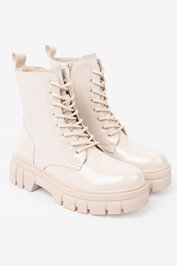 Elegante stivali da equitazione alti laccato A odcieniu brillantementebeigem