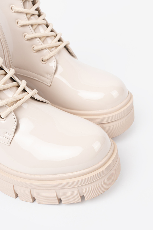 Elegante stivali da equitazione alti laccato A odcieniu brillantementebeigem