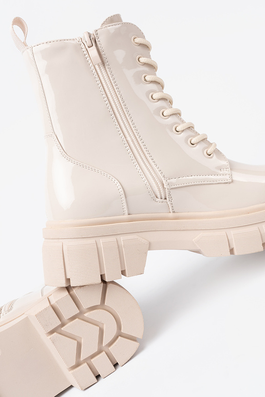 Elegante stivali da equitazione alti laccato A odcieniu brillantementebeigem