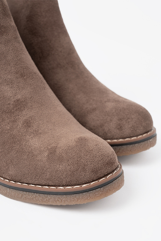 Elegantello classico buiobeige scarpe su un tallone stabile