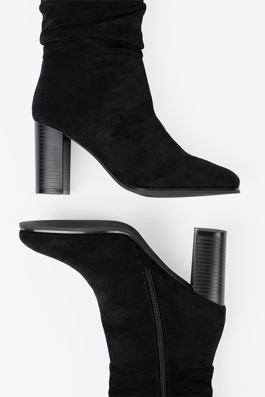 colore nero stivali con un top arricciato