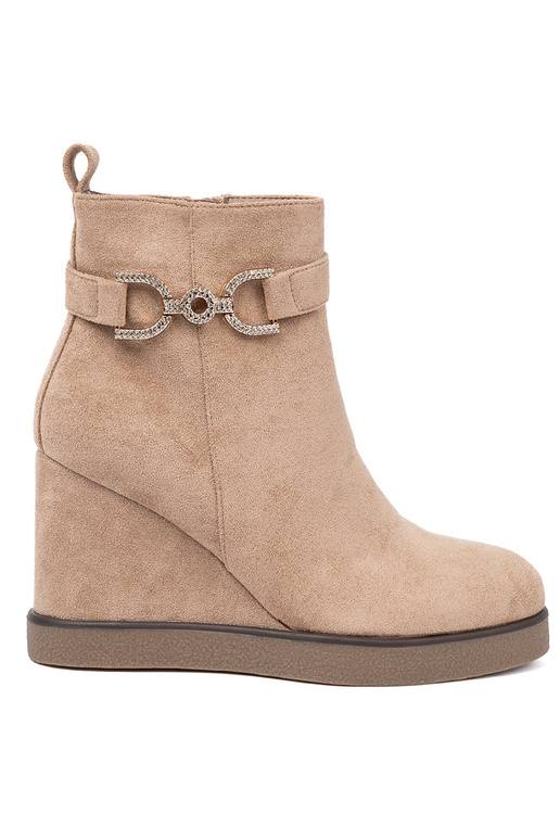 beige scarpe su un cuneo con fibbia decorativa