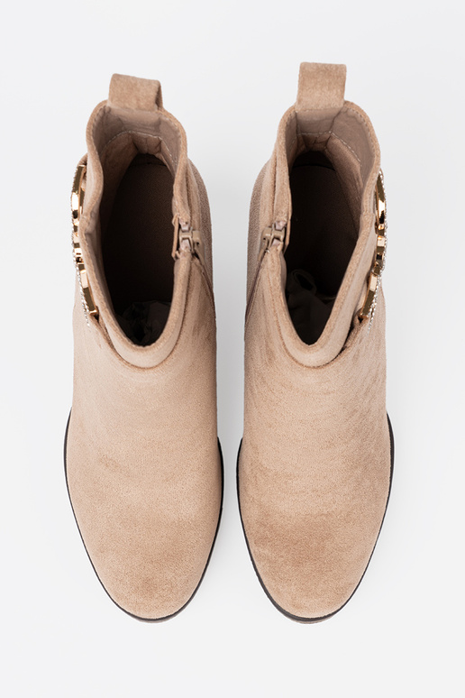 beige scarpe su un cuneo con fibbia decorativa