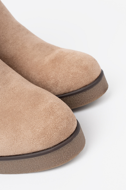 beige scarpe su un cuneo con fibbia decorativa