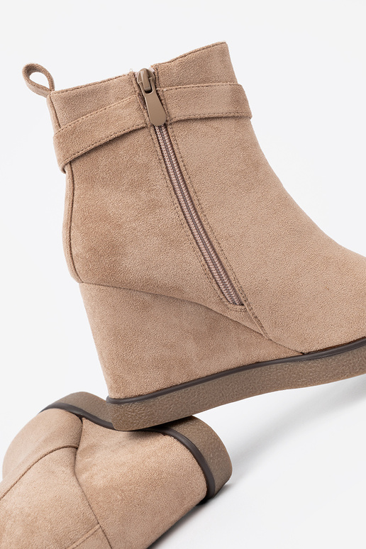 beige scarpe su un cuneo con fibbia decorativa