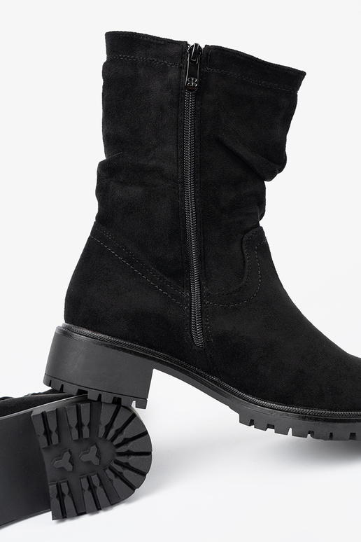 Stivali colore nero con un top arricciato i suAakiem