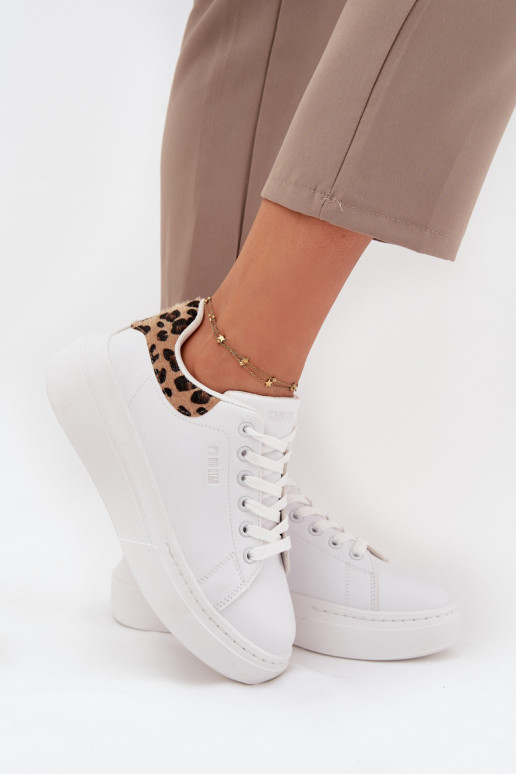 Scarpe modello sneakers Femminile con una piattaforma Big Star SS274247 Colore bianco con motivi di pelliccia di leopardo