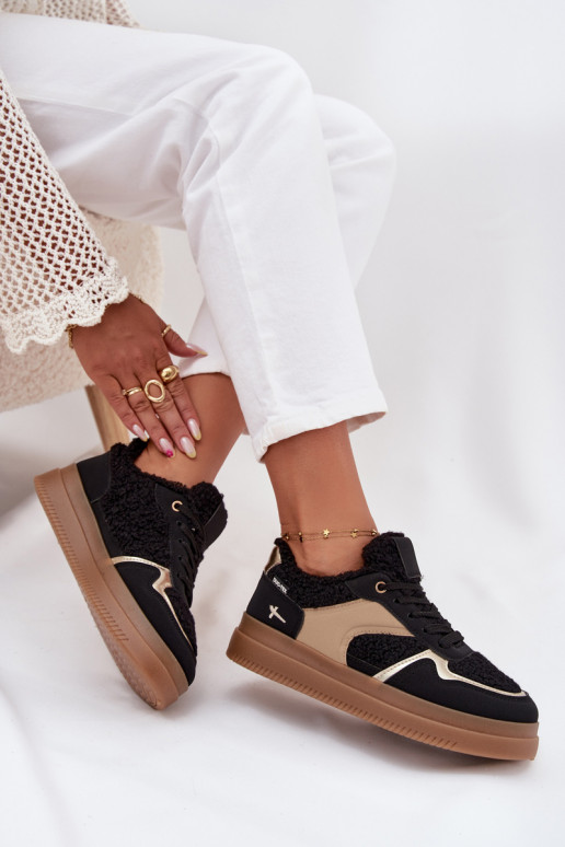 Scarpe modello sneakers Femminile con una piattaforma con una pelliccia Typu Baranek colore nero Frelina