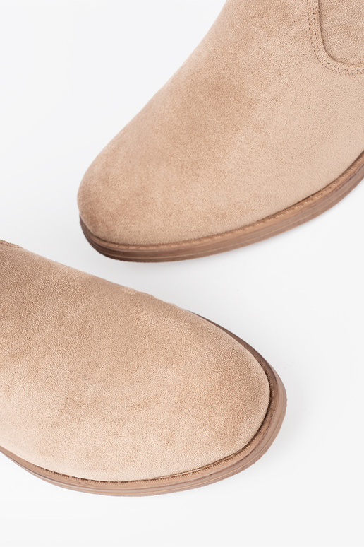 beige scarpe con un top arricciato