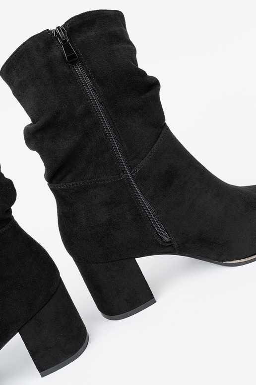 Stivali dalla pelle scamosciata colore nero z eleganckim marszczeniem Stivali dalla pelle scamosciata colore nero z eleganckim marszczeniem