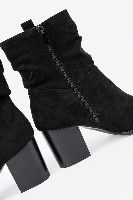 colore nero dalla pelle scamosciata stivali con un top arricciato colore nero dalla pelle scamosciata stivali con un top arricciato