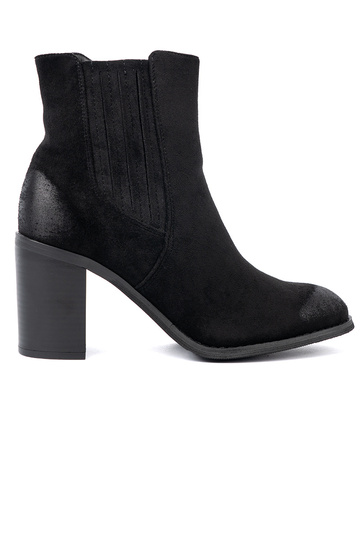 colore nero dalla pelle scamosciata scarpe su un palo alto isolato 2