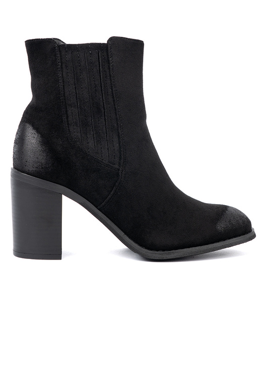 colore nero dalla pelle scamosciata scarpe su un palo alto isolato