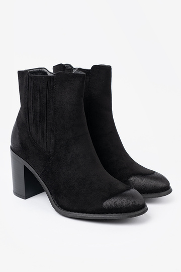 colore nero dalla pelle scamosciata scarpe su un palo alto isolato