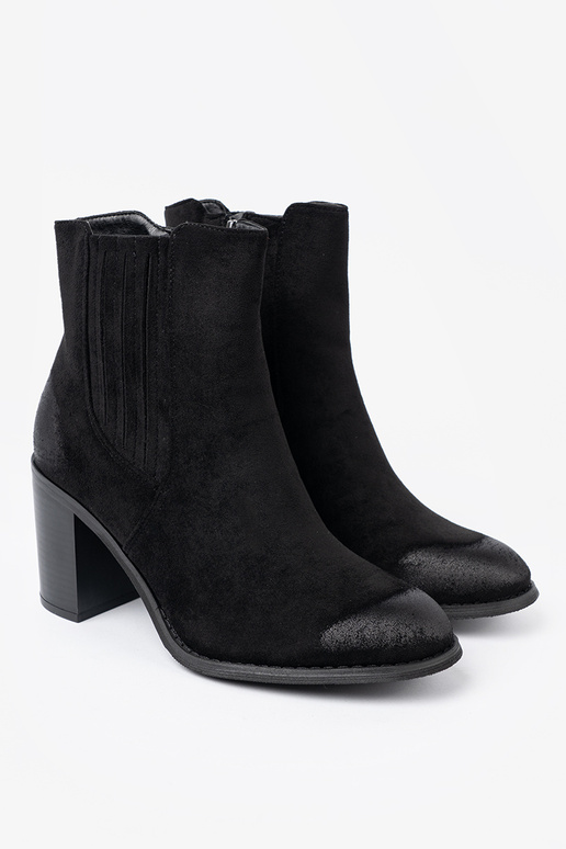 colore nero dalla pelle scamosciata scarpe su un palo alto isolato