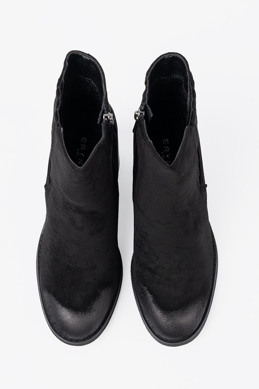 colore nero dalla pelle scamosciata scarpe su un palo alto isolato