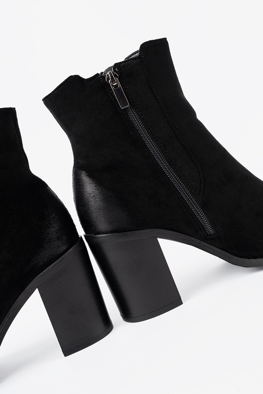 colore nero dalla pelle scamosciata scarpe su un palo alto isolato