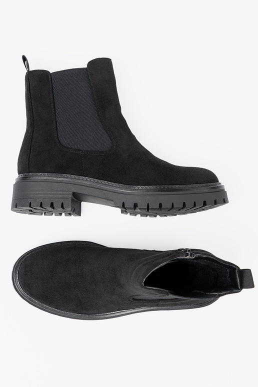 Elegantello classico colore nero scarpe su una suola spessa