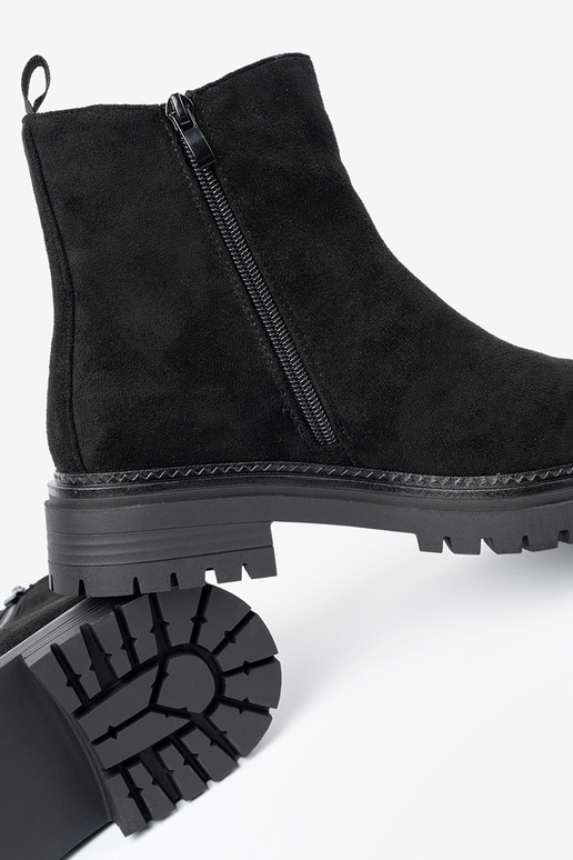 Elegantello classico colore nero scarpe su una suola spessa