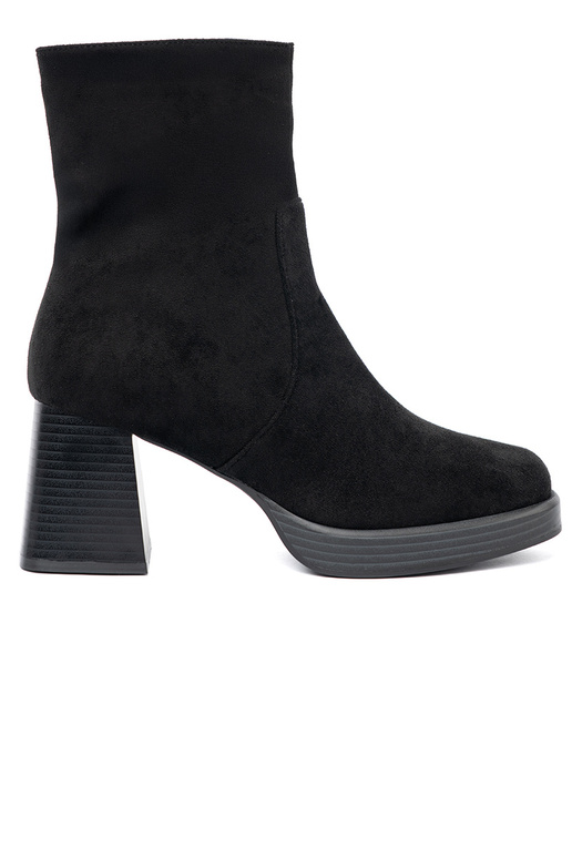 Stile elegante colore nero scarpe su un palo stabile