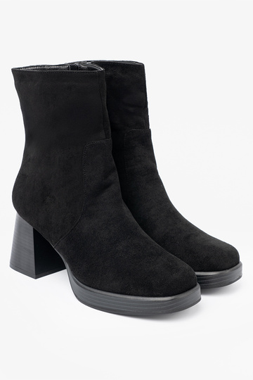 Stile elegante colore nero scarpe su un palo stabile