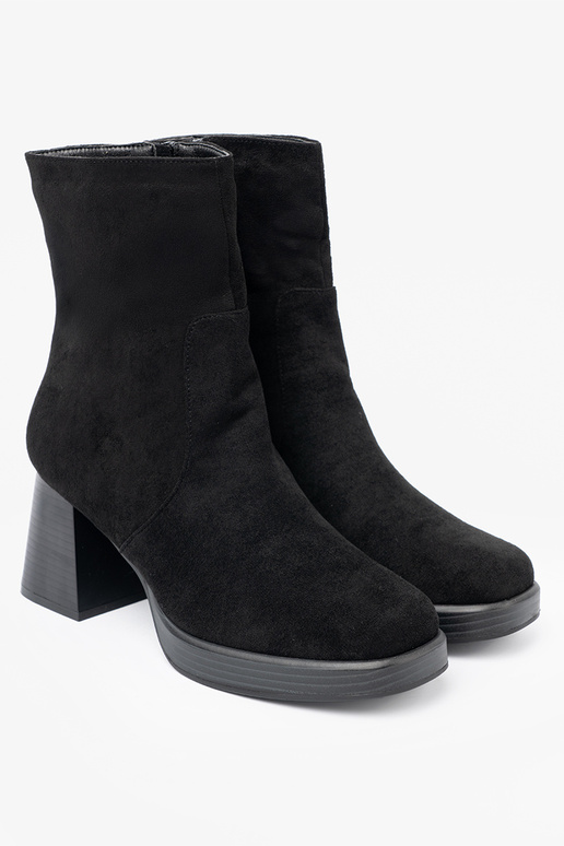 Stile elegante colore nero scarpe su un palo stabile