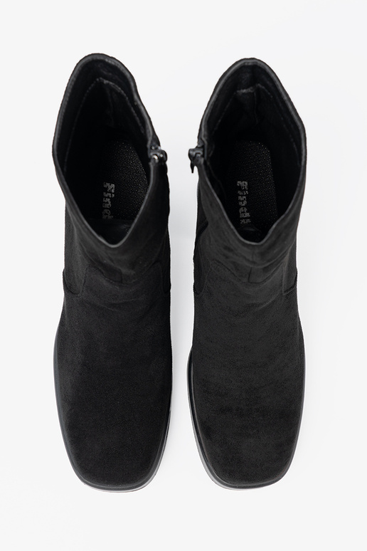 Stile elegante colore nero scarpe su un palo stabile