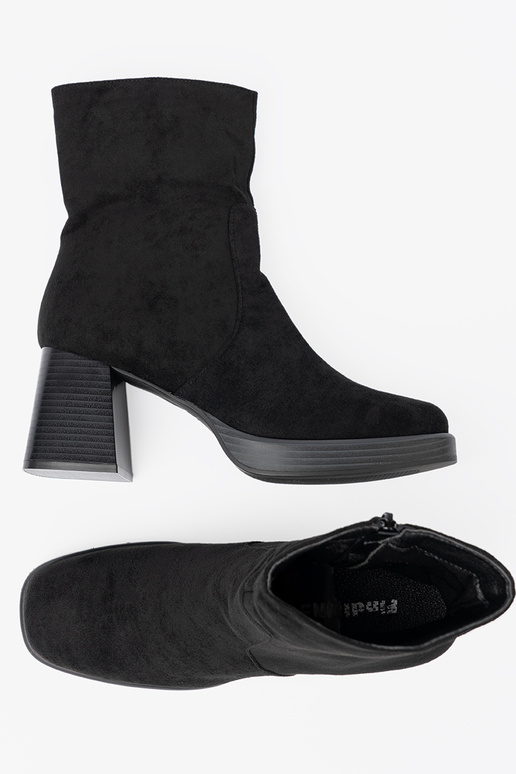 Stile elegante colore nero scarpe su un palo stabile