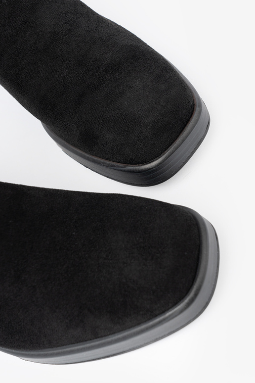 Stile elegante colore nero scarpe su un palo stabile