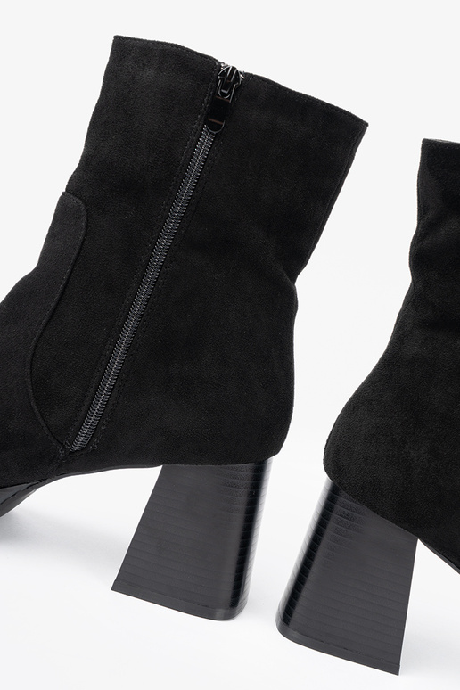 Stile elegante colore nero scarpe su un palo stabile